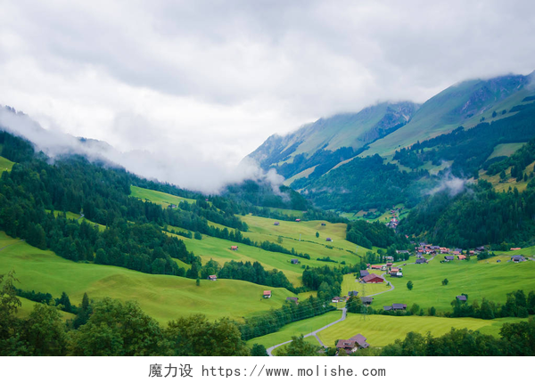 山脉的自然美景村庄的 Boltigen 在 Jaun 传递在瑞士弗里堡
